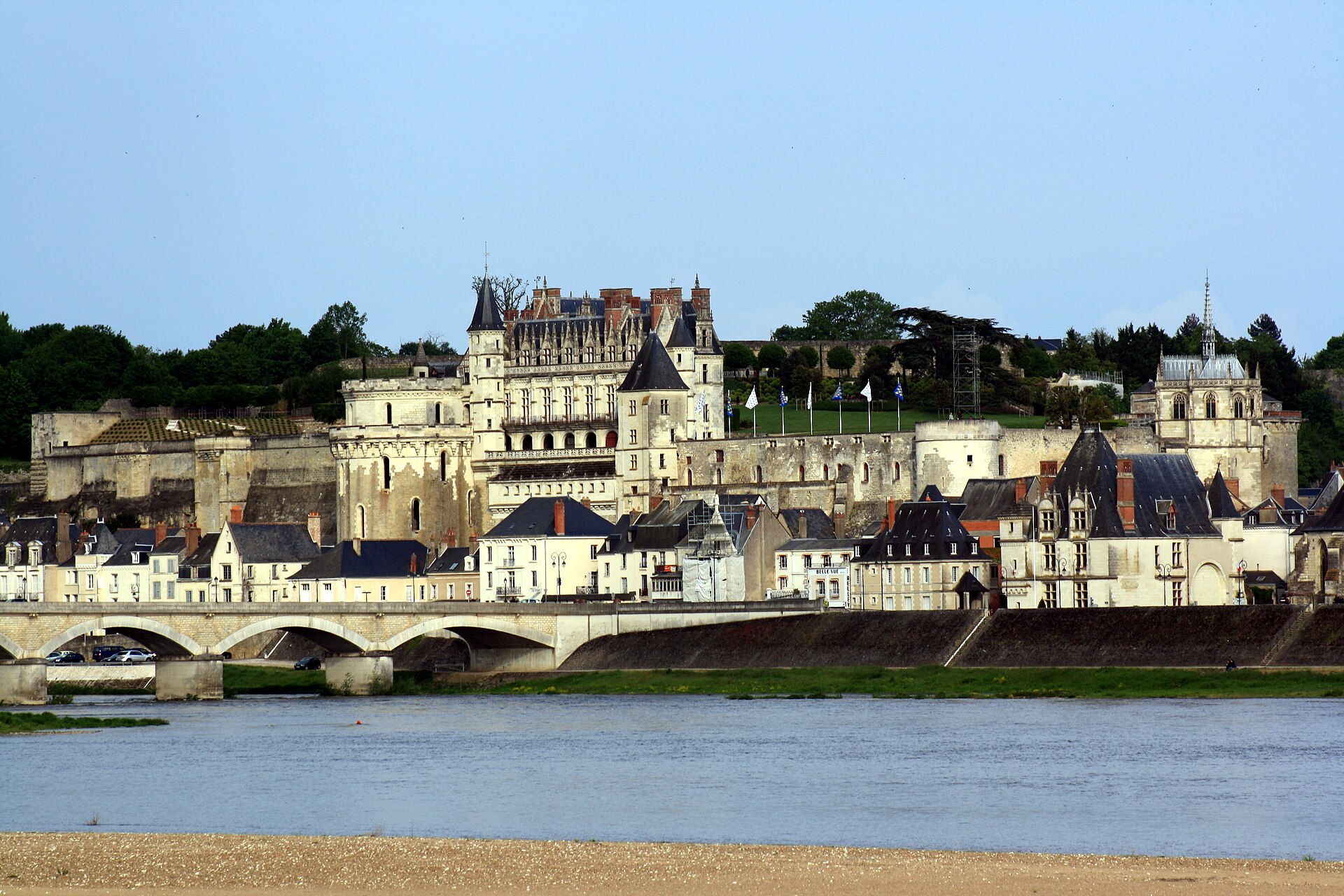 Le château d'Amboise surplombant la Loire