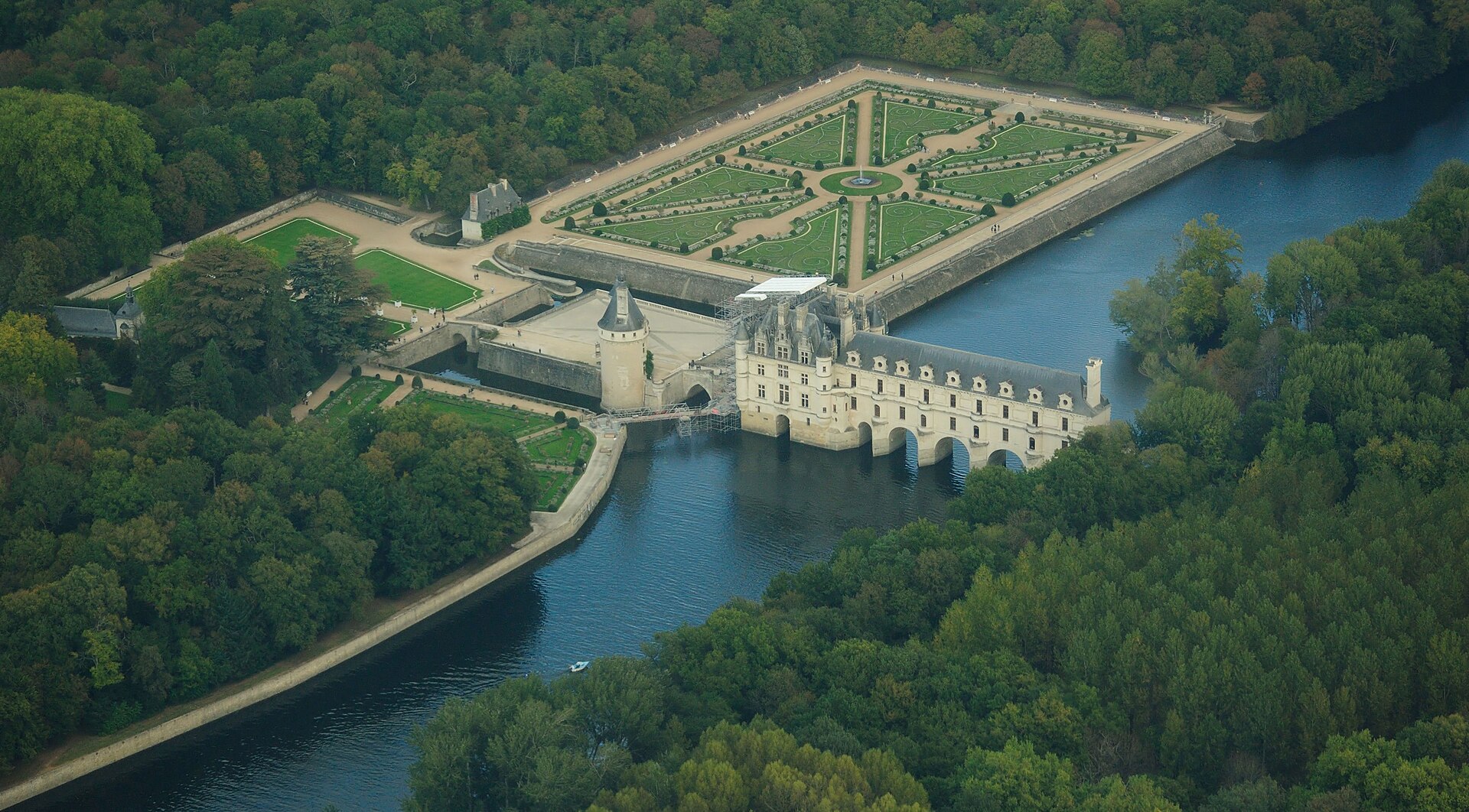 Vue aérienne du château de Chenonceau sur le Cher