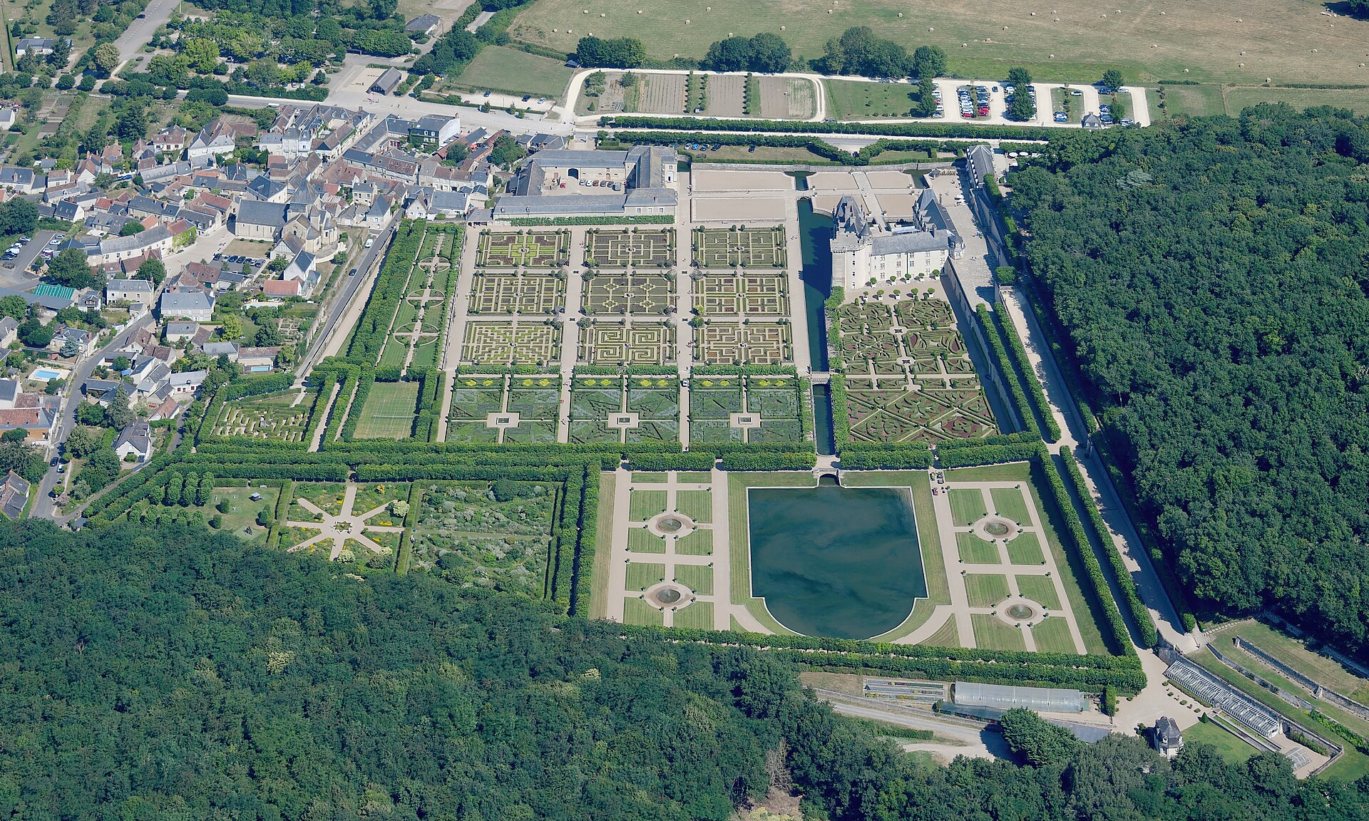 Vue aérienne du château et des jardins de Villandry